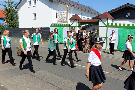 Ein strahlendes Königspaar und treffsichere Spielleute beim 73. Schützenfest in unserem Heimatort vom 4. August 2015