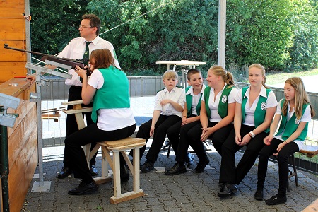 Ein strahlendes Königspaar und treffsichere Spielleute beim 73. Schützenfest in unserem Heimatort vom 4. August 2015