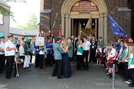 Ein strahlendes Königspaar und treffsichere Spielleute beim 73. Schützenfest in unserem Heimatort vom 4. August 2015