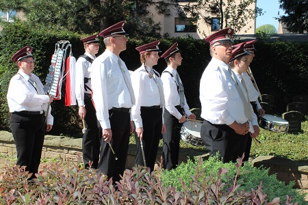 Kranzniederlegung am Ehrenmal und Frühschoppen des 568. Maifestes der Maigesellschaft 1448 Kleinkönigsdorf e.V. am 8. Mai 2016