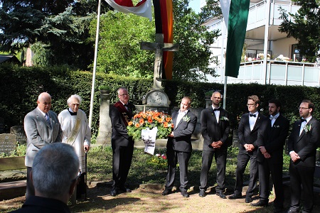 Kranzniederlegung am Ehrenmal und Frühschoppen des 568. Maifestes der Maigesellschaft 1448 Kleinkönigsdorf e.V. am 8. Mai 2016