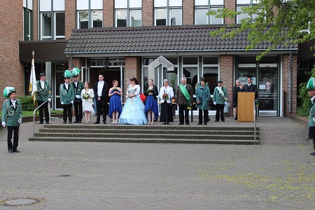 Umzug der Pulheimer Vereine mit den Königspaaren und Großer Zapfenstreich des 486. Schützen- und Volksfestes der St. Sebastianus Schützenbruderschaft e.V. Pulheim gegründet 1530 am 14. Mai 2016