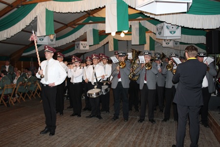 Großer Zapfenstreich beim festlichen Krönungsball des 53. Schützen- und Volksfestes der Sportschützengesellschaft Köln-Ostheim 1963 e.V. am 22. Mai 2016