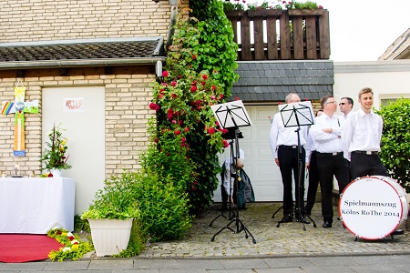 Erster Segensaltar des Fronleichnamsfestes der katholischen Kirchengemeinde St. Pankratius Am Worringer Bruch am 26. Mai 2016