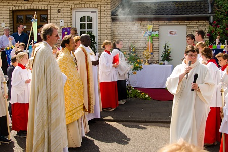 Erster Segensaltar des Fronleichnamsfestes der katholischen Kirchengemeinde St. Pankratius Am Worringer Bruch am 26. Mai 2016