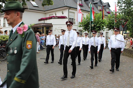 Großer Festumzug mit Parade des 118. Schützen- und Heimatfestes in Dormagen-Zons mit unserer Beteiligung als Gastzug des Königspaares SM Ludger I. Haskamp & Königin Angelika am 17. Juli 2016