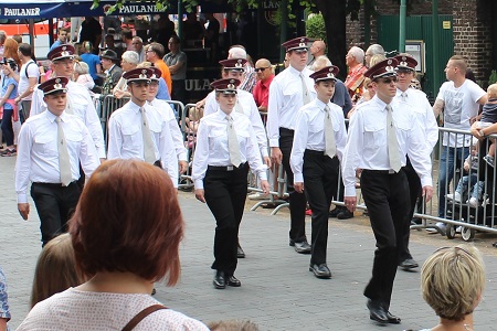 Großer Festumzug mit Parade des 118. Schützen- und Heimatfestes in Dormagen-Zons mit unserer Beteiligung als Gastzug des Königspaares SM Ludger I. Haskamp & Königin Angelika am 17. Juli 2016