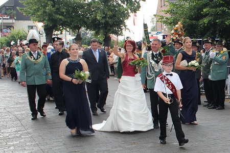 Großer Festumzug mit Parade des 118. Schützen- und Heimatfestes in Dormagen-Zons mit unserer Beteiligung als Gastzug des Königspaares SM Ludger I. Haskamp & Königin Angelika am 17. Juli 2016