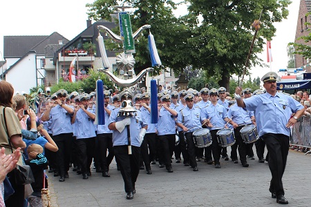 Großer Festumzug mit Parade des 118. Schützen- und Heimatfestes in Dormagen-Zons mit unserer Beteiligung als Gastzug des Königspaares SM Ludger I. Haskamp & Königin Angelika am 17. Juli 2016