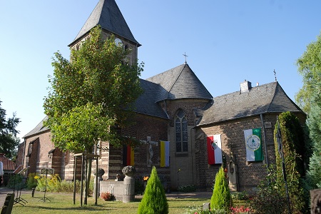 Toten- und Gefallenen-Ehrung auf dem Friedhof, Marsch zur Marienkirche beim Escher Dorffest (Escher Kirmes - Kirchweih) der Dorfgemeinschaft »Greesberger« Esch 1953 e.V. am 10. September 2016