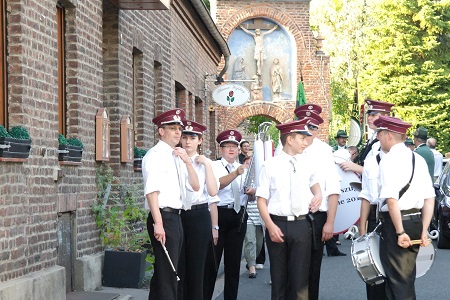 Toten- und Gefallenen-Ehrung auf dem Friedhof, Marsch zur Marienkirche beim Escher Dorffest (Escher Kirmes - Kirchweih) der Dorfgemeinschaft »Greesberger« Esch 1953 e.V. am 10. September 2016