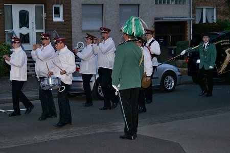 Fackelzug zum Königsball der St. Sebastianus Schützenbruderschaft 1953 Brühl-Vochem e.V. am 8. Oktober 2016