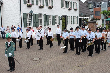 Abholung der Königin, Umzug der Pulheimer Vereine mit den Königspaaren und Großer Zapfenstreich des 487. Schützen- und Volksfestes der St. Sebastianus Schützenbruderschaft e.V. Pulheim gegründet 1530 am 3. Juni 2017