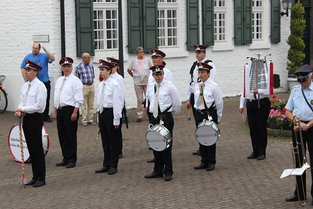 Abholung der Königin, Umzug der Pulheimer Vereine mit den Königspaaren und Großer Zapfenstreich des 487. Schützen- und Volksfestes der St. Sebastianus Schützenbruderschaft e.V. Pulheim gegründet 1530 am 3. Juni 2017