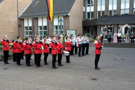 Abholung des Königspaares, Umzug der Pulheimer Vereine mit den Königspaaren und Großer Zapfenstreich des 488. Schützen- und Volksfestes der St. Sebastianus Schützenbruderschaft e.V. Pulheim gegründet 1530 am 19. Mai 2018