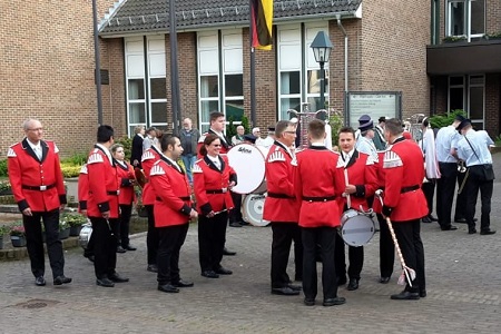 Abholung des Königspaares, Umzug der Pulheimer Vereine mit den Königspaaren und Großer Zapfenstreich des 488. Schützen- und Volksfestes der St. Sebastianus Schützenbruderschaft e.V. Pulheim gegründet 1530 am 19. Mai 2018