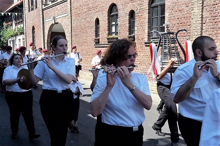 Festzug mit Parade des Schützen- und Volksfestes der St. Hubertus Schützenbruderschaft Köln-Rheinkassel-Langel-Kasselberg 1468 e.V. am 8. Juli 2018