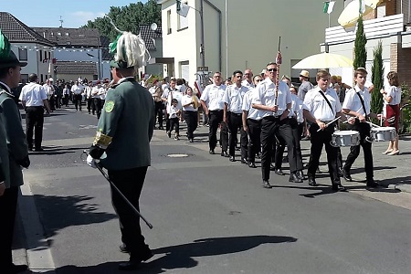 Festzug mit Parade des Schützen- und Volksfestes der St. Hubertus Schützenbruderschaft Köln-Rheinkassel-Langel-Kasselberg 1468 e.V. am 8. Juli 2018