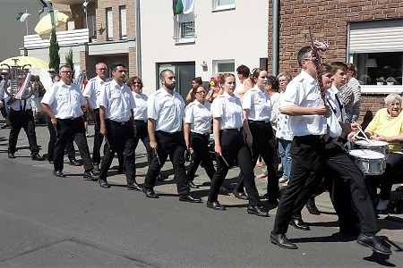 Festzug mit Parade des Schützen- und Volksfestes der St. Hubertus Schützenbruderschaft Köln-Rheinkassel-Langel-Kasselberg 1468 e.V. am 8. Juli 2018