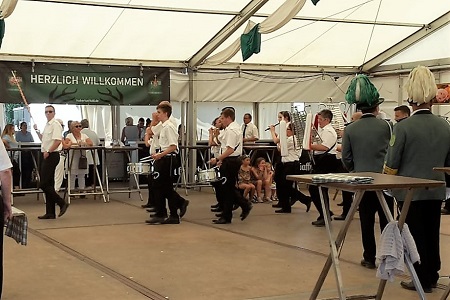 Festzug mit Parade des Schützen- und Volksfestes der St. Hubertus Schützenbruderschaft Köln-Rheinkassel-Langel-Kasselberg 1468 e.V. am 8. Juli 2018