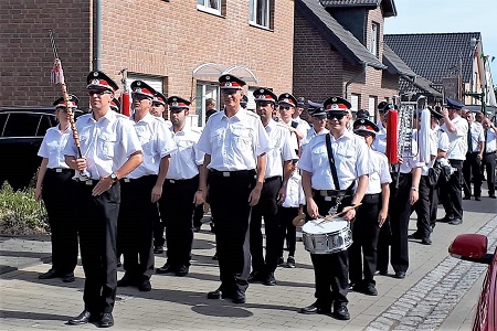 Historischer Festzug mit Königsparade des Schützenfestes des Spiel- und Bürgervereins 1925 e.V. Holz am 12. August 2018