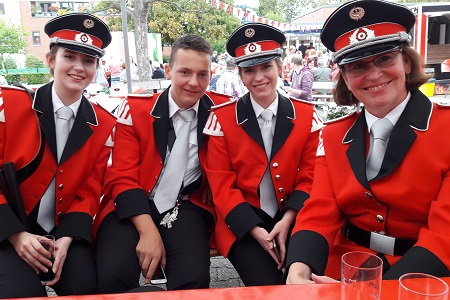 Toten- und Gefallenen-Ehrung auf dem Friedhof, Marsch zur Marienkirche beim Escher Dorffest (Escher Kirmes - Kirchweih) der Dorfgemeinschaft »Greesberger« Esch 1953 e.V. am 8. September 2018