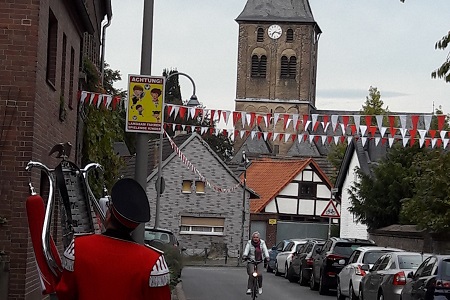 Toten- und Gefallenen-Ehrung auf dem Friedhof, Marsch zur Marienkirche beim Escher Dorffest (Escher Kirmes - Kirchweih) der Dorfgemeinschaft »Greesberger« Esch 1953 e.V. am 8. September 2018