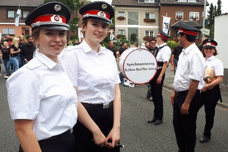 Sternmarsch und Großer Klompenzug mit Klompenparade An St. Lambertus des Schützen- und Heimatfestes des St. Sebastianus Bürgerschützenvereins Neurath 1519/1892 e.V. am 10. September 2018