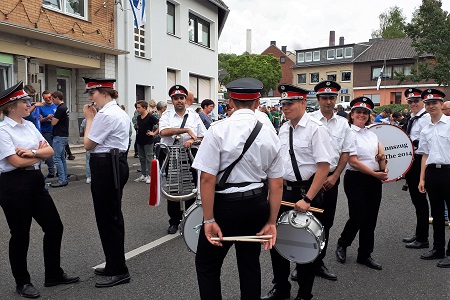 Sternmarsch und Großer Klompenzug mit Klompenparade An St. Lambertus des Schützen- und Heimatfestes des St. Sebastianus Bürgerschützenvereins Neurath 1519/1892 e.V. am 10. September 2018