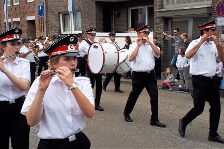 Sternmarsch und Großer Klompenzug mit Klompenparade An St. Lambertus des Schützen- und Heimatfestes des St. Sebastianus Bürgerschützenvereins Neurath 1519/1892 e.V. am 10. September 2018