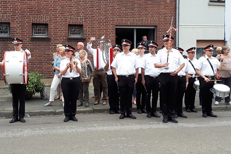 Sternmarsch und Großer Klompenzug mit Klompenparade An St. Lambertus des Schützen- und Heimatfestes des St. Sebastianus Bürgerschützenvereins Neurath 1519/1892 e.V. am 10. September 2018