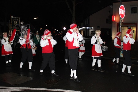 Fackelzug zur Abholung des Prinzen des Festkomitee Worringer Karneval von 1886 e.V. am 2. März 2019