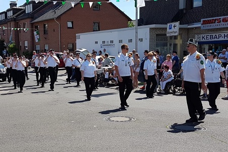 Festumzug mit Parade des 99. Schützen- und Heimatfestes der St. Hubertus-Schützenbruderschaft Dormagen-Horrem e.V. 1920 am 2. Juni 2019