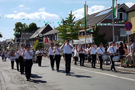 Festumzug mit Parade des 99. Schützen- und Heimatfestes der St. Hubertus-Schützenbruderschaft Dormagen-Horrem e.V. 1920 am 2. Juni 2019