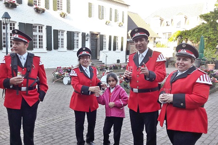 Umzug der Pulheimer Vereine mit den Königspaaren und Großer Zapfenstreich des 489. Schützen- und Volksfestes der St. Sebastianus Schützenbruderschaft e.V. Pulheim gegründet 1530 am 8. Juni 2019