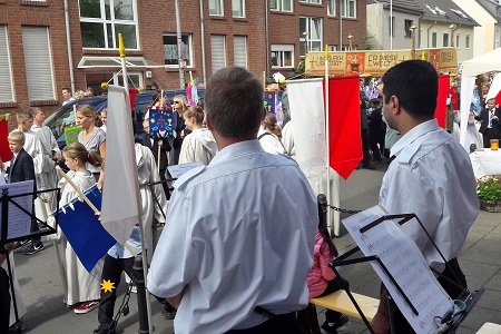 Erster Segensaltar des Fronleichnamsfestes der katholischen Kirchengemeinde St. Pankratius Am Worringer Bruch am 20. Juni 2019