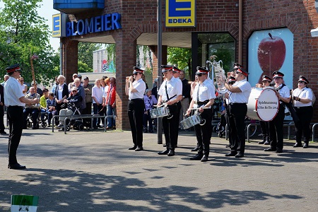 Abholung der Majestäten, Großer Zapfenstreich und Abmarsch zum Schützenheim des Schützenfestes der St. Hubertus-Schützenbruderschaft Sinnersdorf e.V. gegründet 1879 am 14. Mai 2023