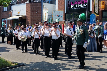 Abholung der Majestäten, Großer Zapfenstreich und Abmarsch zum Schützenheim des Schützenfestes der St. Hubertus-Schützenbruderschaft Sinnersdorf e.V. gegründet 1879 am 14. Mai 2023