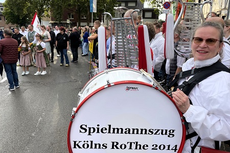 Großer Klompenzug mit Klompenparade An St. Lambertus des Schützen- und Heimatfestes des St. Sebastianus Bürgerschützenvereins Neurath 1519/1892 e.V. am 9. September 2024