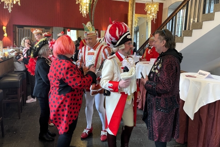 Damenfrühschoppen 2025 des Kölner Husaren-Korps' von 1972 e.V. in Köln-Altstadt Süd am 9. Februar 2025