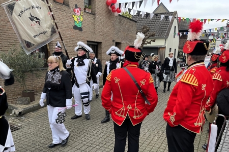 Fackelzug zur Abholung des Prinzen des Festkomitee Worringer Karneval von 1886 e.V. in Köln-Worringen am 1. März 2025