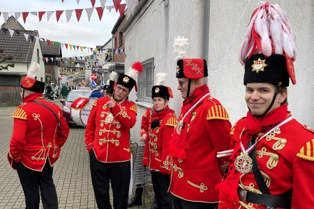 Fackelzug zur Abholung des Prinzen des Festkomitee Worringer Karneval von 1886 e.V. in Köln-Worringen am 1. März 2025