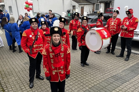 Fackelzug zur Abholung des Prinzen des Festkomitee Worringer Karneval von 1886 e.V. in Köln-Worringen am 1. März 2025
