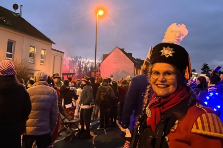 Fackelzug zur Abholung des Prinzen des Festkomitee Worringer Karneval von 1886 e.V. in Köln-Worringen am 1. März 2025