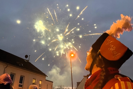 Fackelzug zur Abholung des Prinzen des Festkomitee Worringer Karneval von 1886 e.V. in Köln-Worringen am 1. März 2025