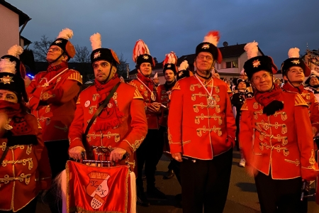 Fackelzug zur Abholung des Prinzen des Festkomitee Worringer Karneval von 1886 e.V. in Köln-Worringen am 1. März 2025