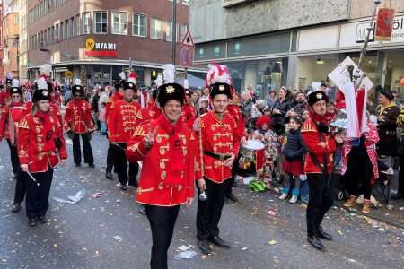 Rosenmontagszug des Festkomitees Kölner Karneval von 1823 e.V. in Köln am 3. März 2025