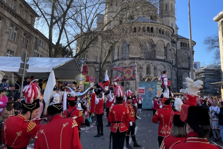 Rosenmontagszug des Festkomitees Kölner Karneval von 1823 e.V. in Köln am 3. März 2025