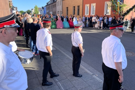 Abholung der Ehrenpaare des 577. Maifestes der Maigesellschaft 1448 Kleinkönigsdorf e.V. in Frechen-Königsdorf am 10. Mai 2025
