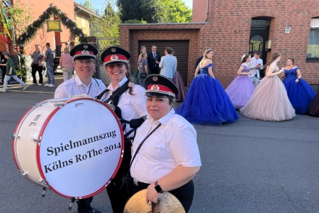 Abholung der Ehrenpaare des 577. Maifestes der Maigesellschaft 1448 Kleinkönigsdorf e.V. in Frechen-Königsdorf am 10. Mai 2025